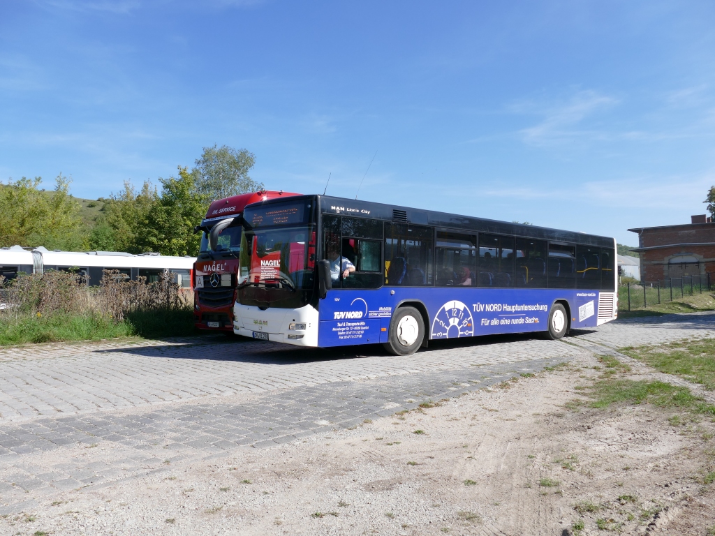 SEV auf dem Abschnitt Karsdorf - Roleben am 09.09.2023. Wegen defekter Bahnschwellen verkehren Busse als SEV zwischen Karsdorf und Roleben zum Winzerfest 2023.
Taxi & Transporte Elix MAN  Lion's City RE 238 in Karsdorf.