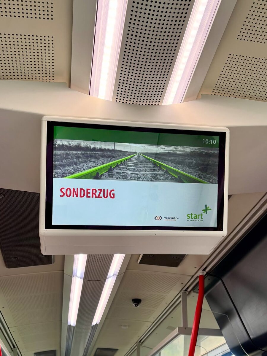 Sonderzug Zugzielanzeiger - Zum 20. Unstrutbahnfest am 03.10.2025 in Roleben pendelte ein Triebwagen von Start Mitteldeutschland als Sonderzug zwischen Wangen (U) und Roleben. (Foto: Philipp Spannemann)