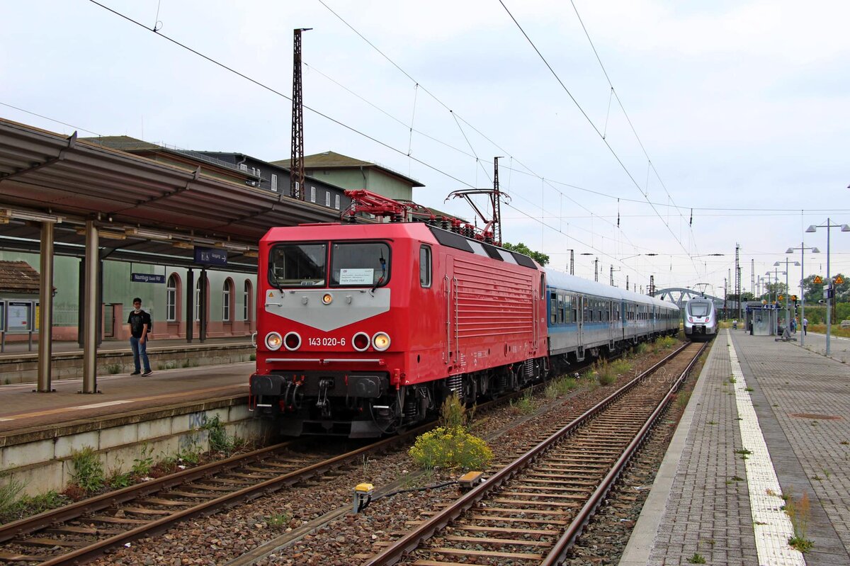 SRS 143 020-6 mit einer RB25 von Saalfeld (S) nach Halle (S) Hbf, am 29.06.2022 in Naumburg (S) Hbf. (Foto: Max Berger)