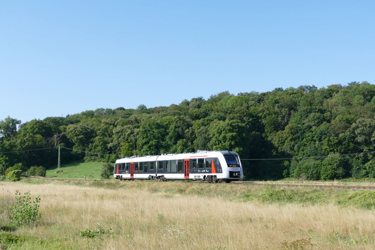 Start Mitteldeutschland 1648 422 als RB 80550 von Naumburg (S) Hbf nach Ro�leben, am 08.08.2026 auf der Unstrutbahn bei Kleinjena. (Foto: Bahnbilder an Saale und Unstrut)