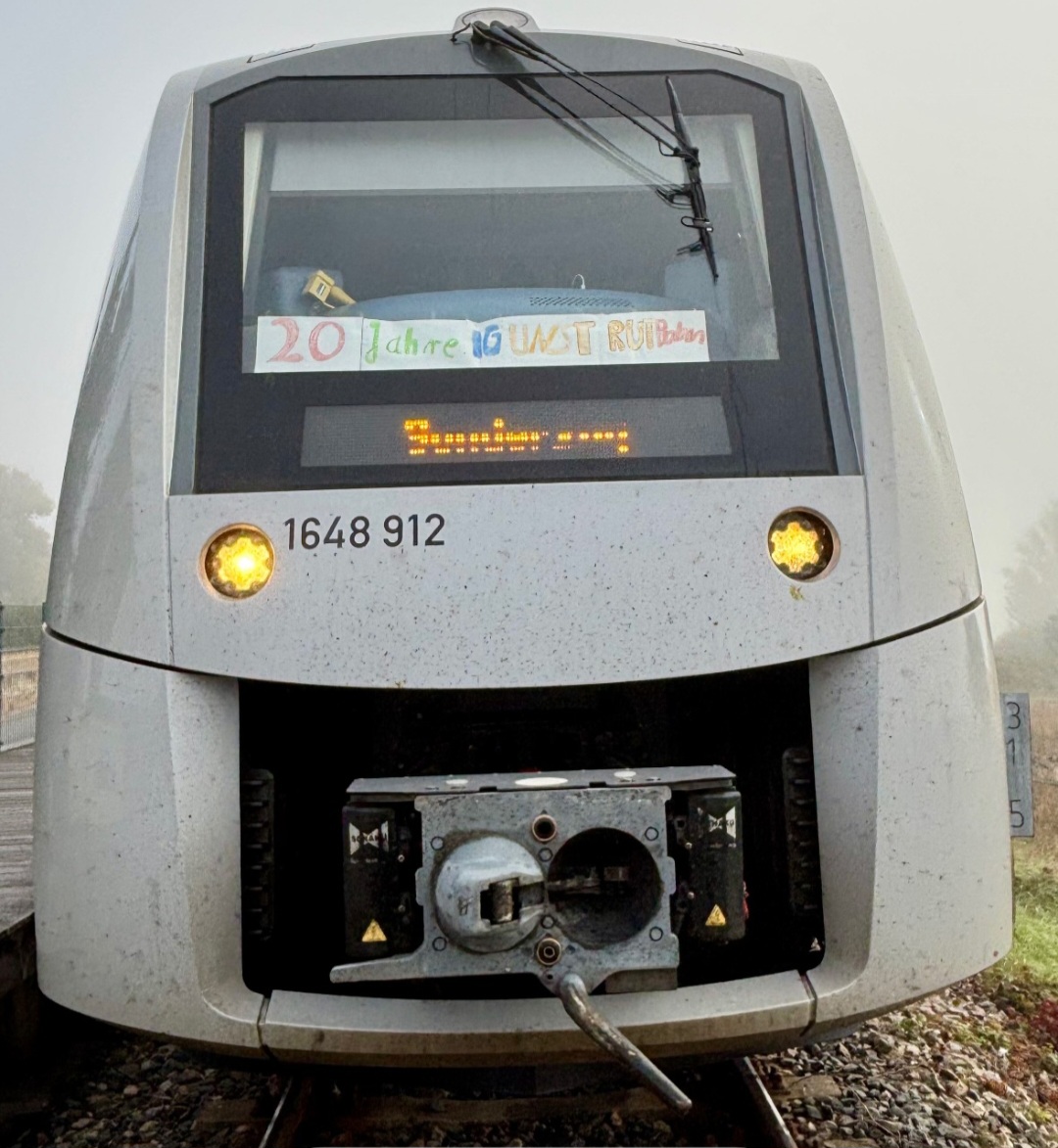 Start Mitteldeutschland 1648 912 als Sonderzug zum Unstrutbahnfest nach Roleben, am 03.10.2025 am Hp Wangen (Unstrut). Gleichzeitig wurde 20 Jahre IG Unstrutbahn gefeiert! (Foto: Philipp Spannemann)