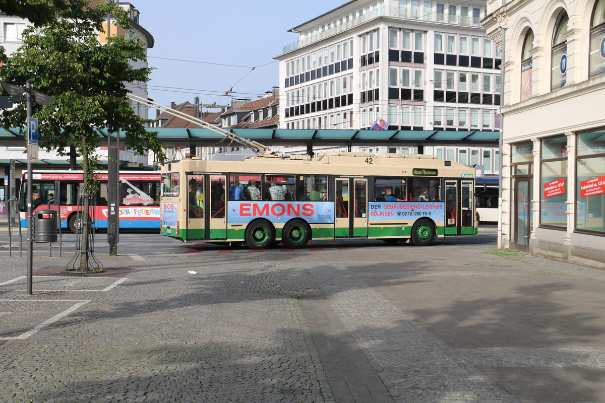 SWS Solingen - Nr. 42/SG-SW 242 - MAN/Grf&Stift Trolleybus am 18. Juni 2022 in Solingen (Aufnahme: Martin Beyer)