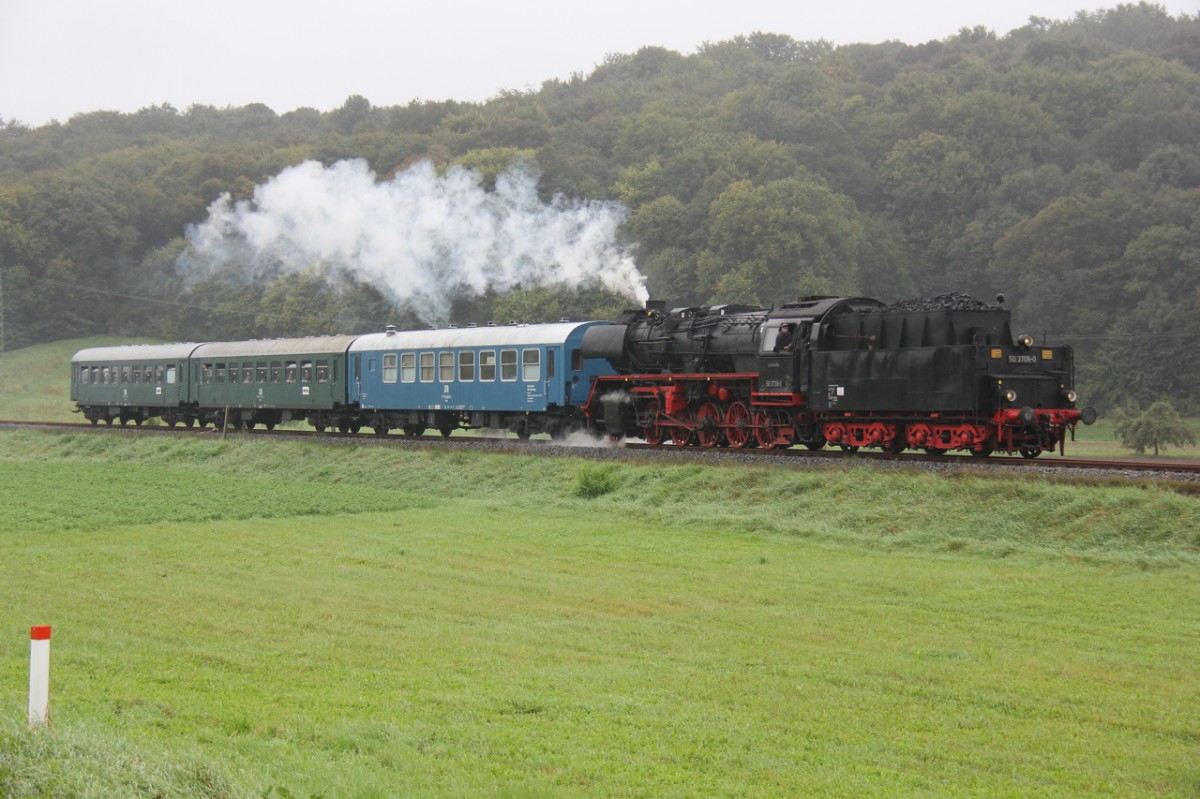 TG 50 3708-0 e.V. mit dem DPE 90147 von Blankenburg nach Karsdorf, am 13.09.2014 bei Kleinjena. (Wolfgang Krolop)