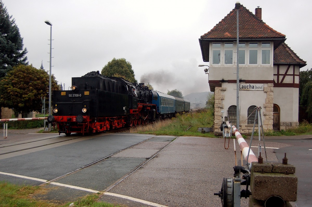 TG 50 3708-0 e.V. mit dem DLr 90147 von Freyburg zur Abstellung nach Karsdorf, am 13.09.2014 bei der Durchfahrt in Laucha. (Foto: dampflok015)