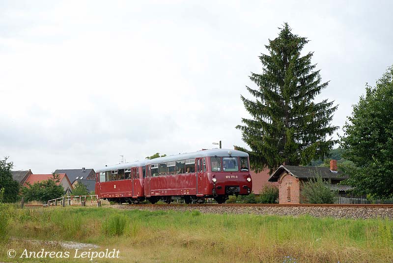 TG Ferkeltaxi 972 771-0 + 171 056-5 als DPE 33890 von Schönberg nach Wangen, am 12.07.2009 in Roßbach. (Foto: Andreas Leipoldt)