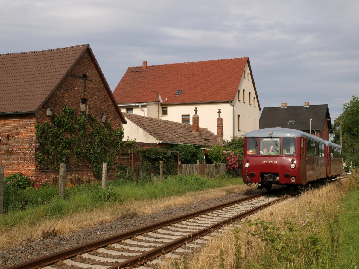 TG Ferkeltaxi 972 771-0 + 171 056-5 als DPE 33896 von Teuchern nach Naumburg Ost, am 12.07.2009 in Stößen. (Foto: Steffen Tautz)
