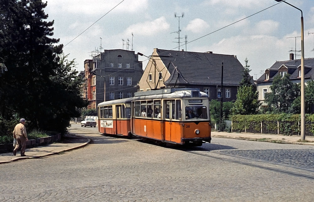 Tw 26 + Beiwagen im Jahr 1990 in der Poststraße. (Foto: Bernd Dütsch)