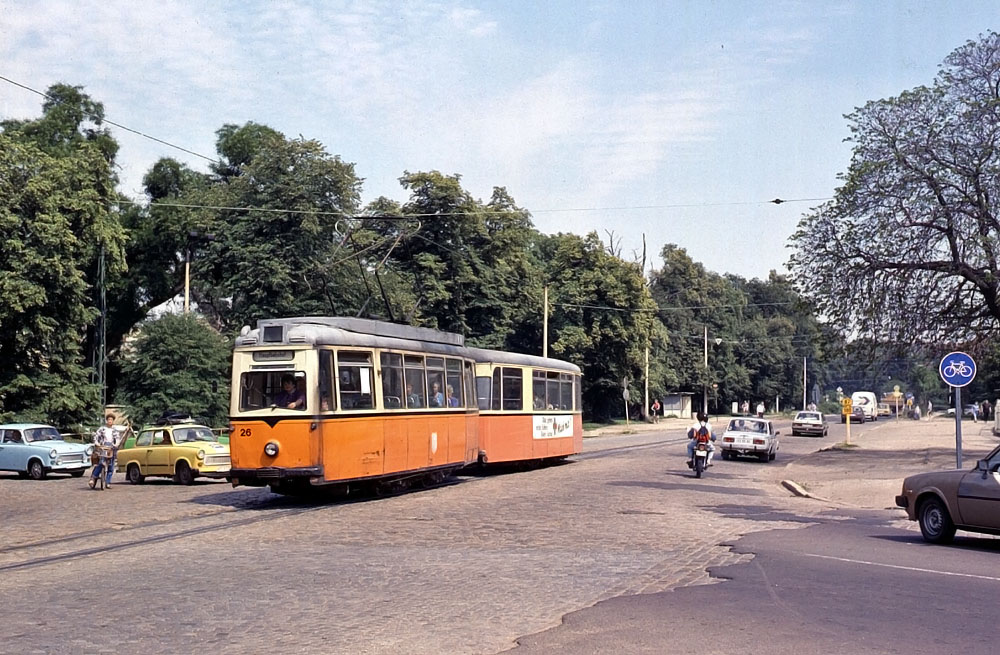 Tw 26 + Beiwagen im Jahr 1990 in der Weimarer Straße. (Foto: Bernd Dütsch)