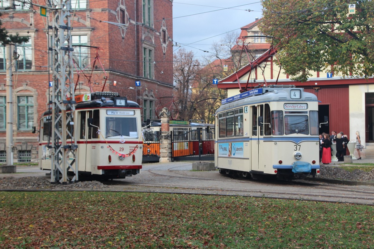 Tw 29 und Tw 37 waren am 26.10.2013 auf Hochzeitssonderfahrt unterwegs in Naumburg. Hier zu sehen vor der Abfahrt am Depot. (Foto: M. Enke)