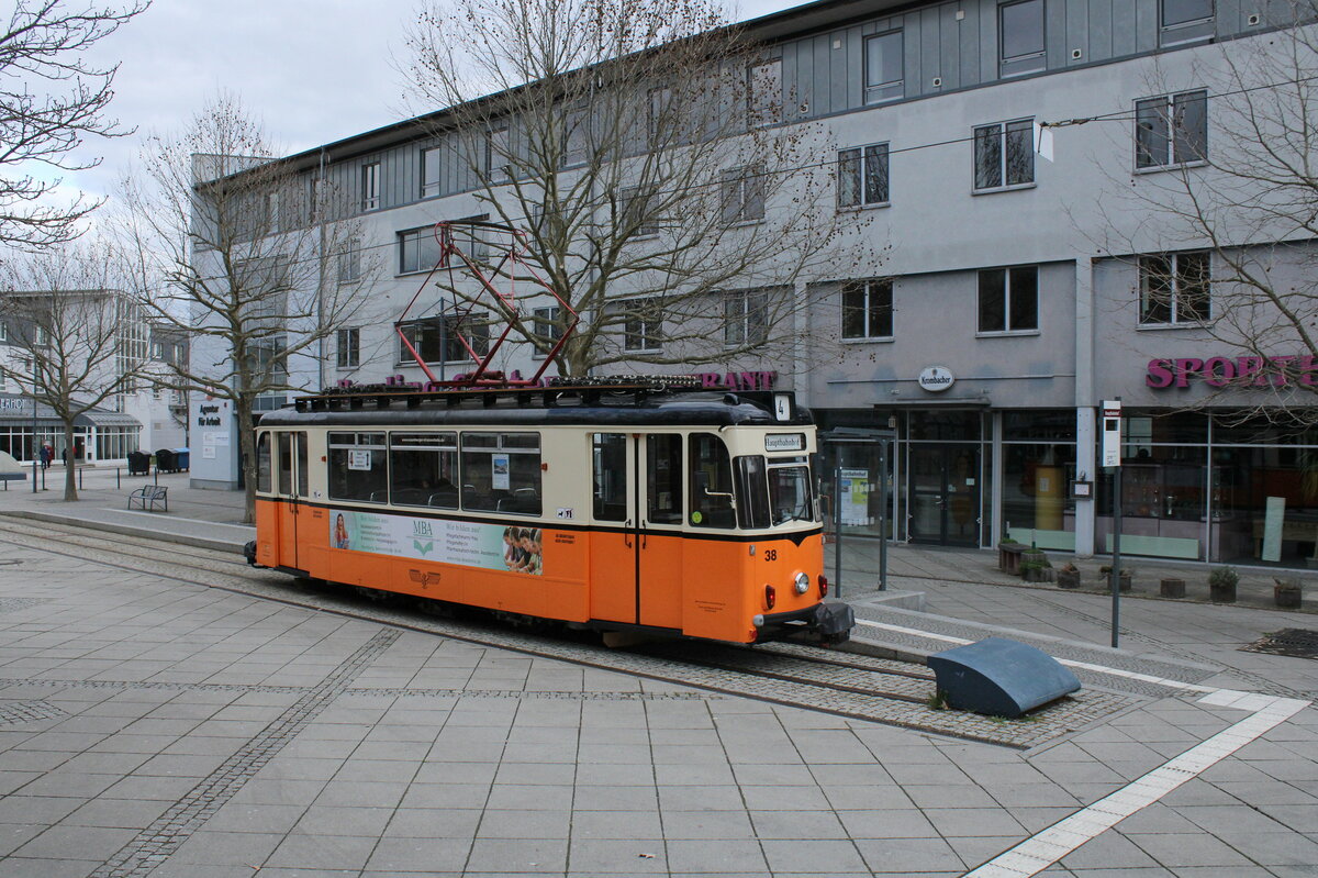 Tw 38 der Straßenbahn Naumburg als Linie 4 zum Salztor, am 03.04.2023 auf dem Vorplatz in Naumburg (S) Hbf.