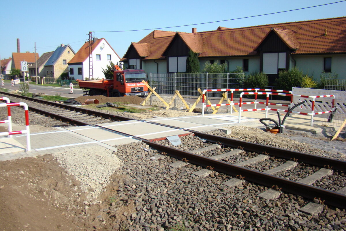 Umbauarbeiten am Bahnübergang beim ehem. Posten 6a, am 11.09.2020 in Laucha. (Foto: Günther Göbel)
