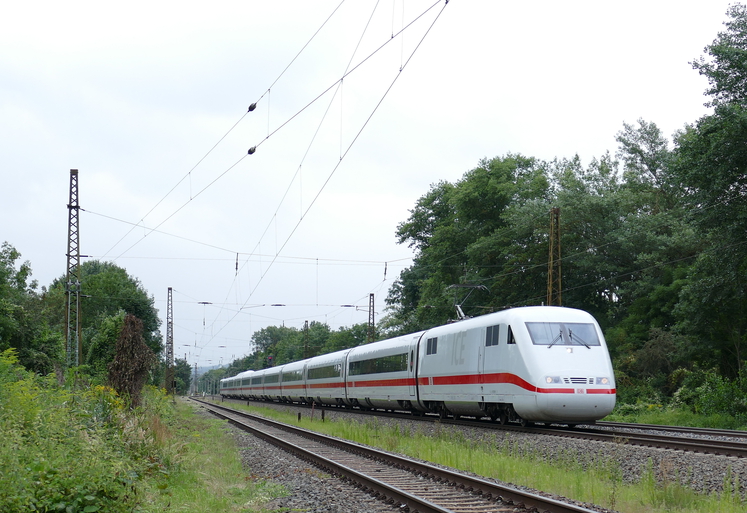 Umleiter im Saaletal. Wegen  technischer Störung am Zug  musste der ICE 694 (Stuttgart Hbf – Berlin-Gesundbrunnen) die Altbaustrecke über Naumburg(Saale) nehmen. Naumburg(Saale), am 19.08.2021.