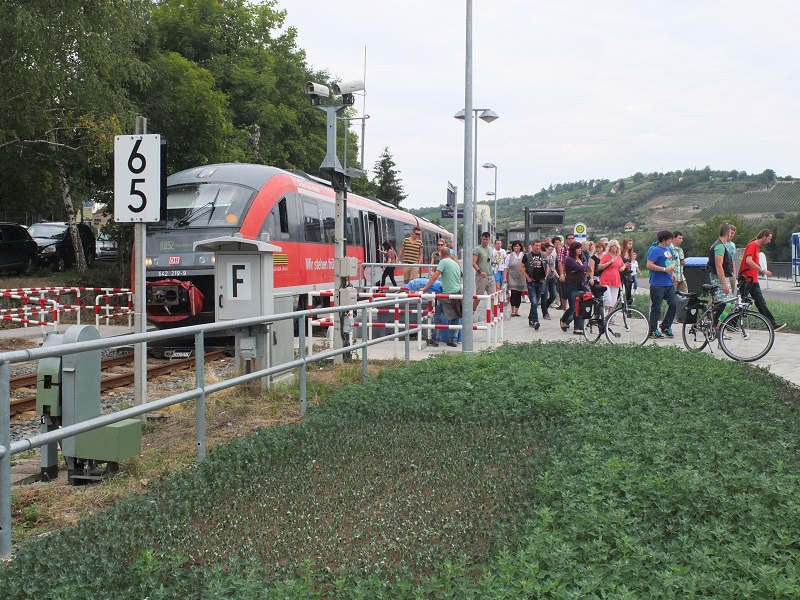 Voller Bahnsteig zum Winzerfest am 08.09.2013 am neuen Haltepunkt in Freyburg.
(Foto: Günther Göbel)