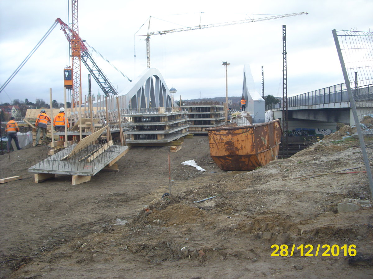 Vorbereitungen für den Einschub der neuen Brücke für die B180 über die Gleisanlagen in Naumburg Hbf am 28.12.2016. (Foto: Hans-Grau)