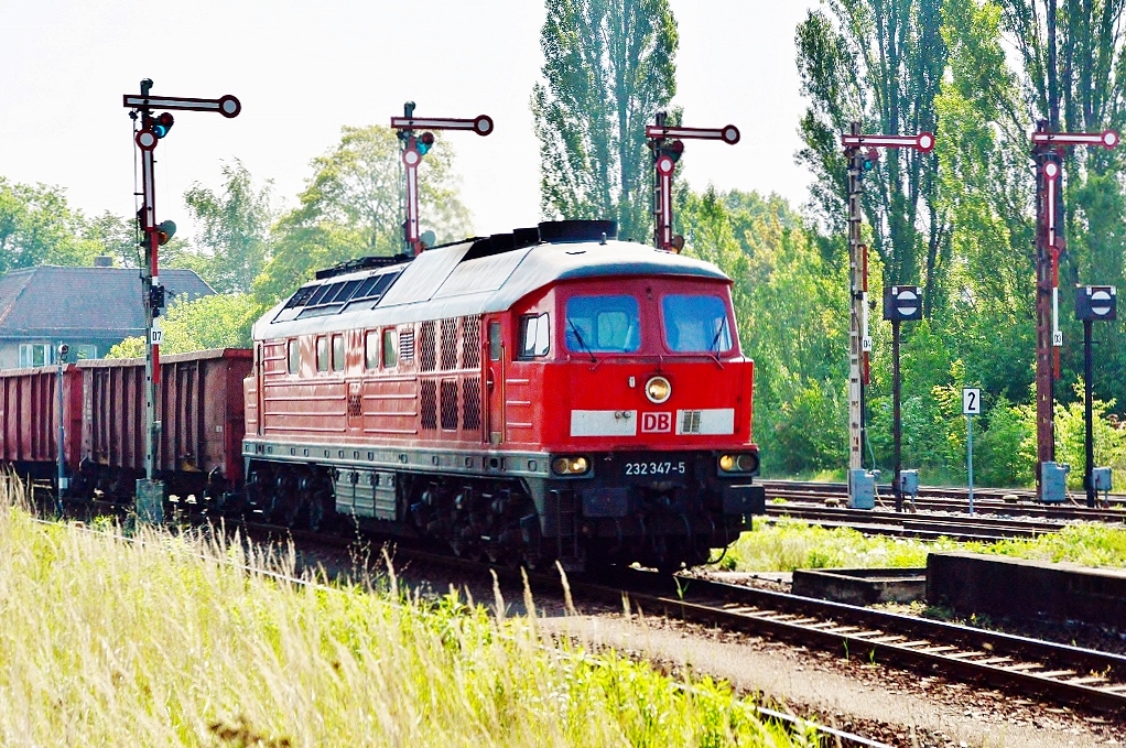 Wegen Bauarbeiten auf der Saalebahn wurden einige Güterzüge zwischen Saalfeld und Leipzig über Gera und Zeitz umgeleitet. Von Leipzig kommend brummelte die DB 232 347-5 mit dem EZ 52543 durch Zeitz.