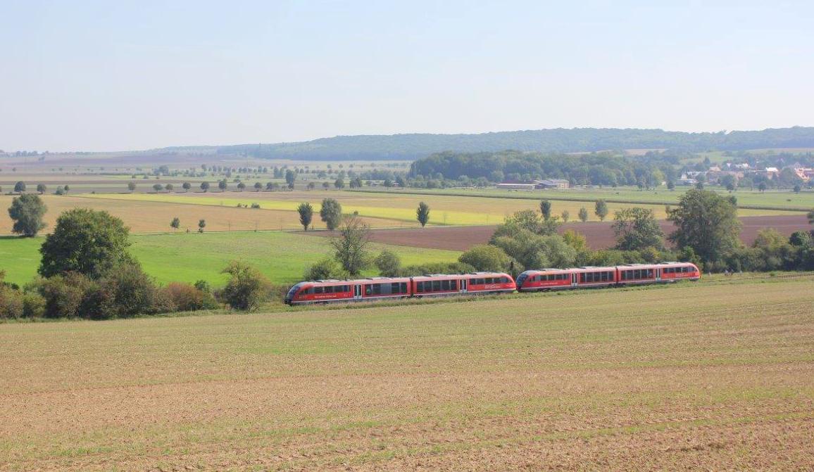 Wegen dem Winzerfest Freyburg waren am 12.09.2015 diese zwei DB 642 auf der Unstrutbahn bei Nißmitz als RB 34874 von Naumburg (S) Ost nach Nebra unterwegs. (Foto: Wolfgang Krolop)