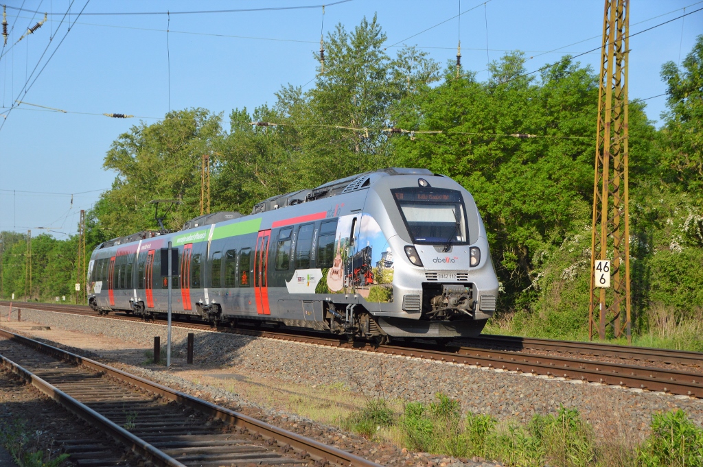 Werbung für Brockenbahn und Südharz. abellio 9442 112  HSB + Südharz  als RE 74583 (Saalfeld (Saale) - Halle (Saale)) erreicht am 10.05.2018 Naumburg (Saale) Hbf. 