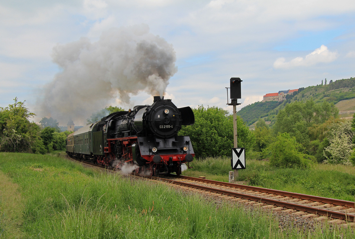 WFL 03 2155-4 mit dem DPE 61439 von Freyburg nach Großheringen, am 24.05.2015 bei Nißmitz. (Foto: René Richter)