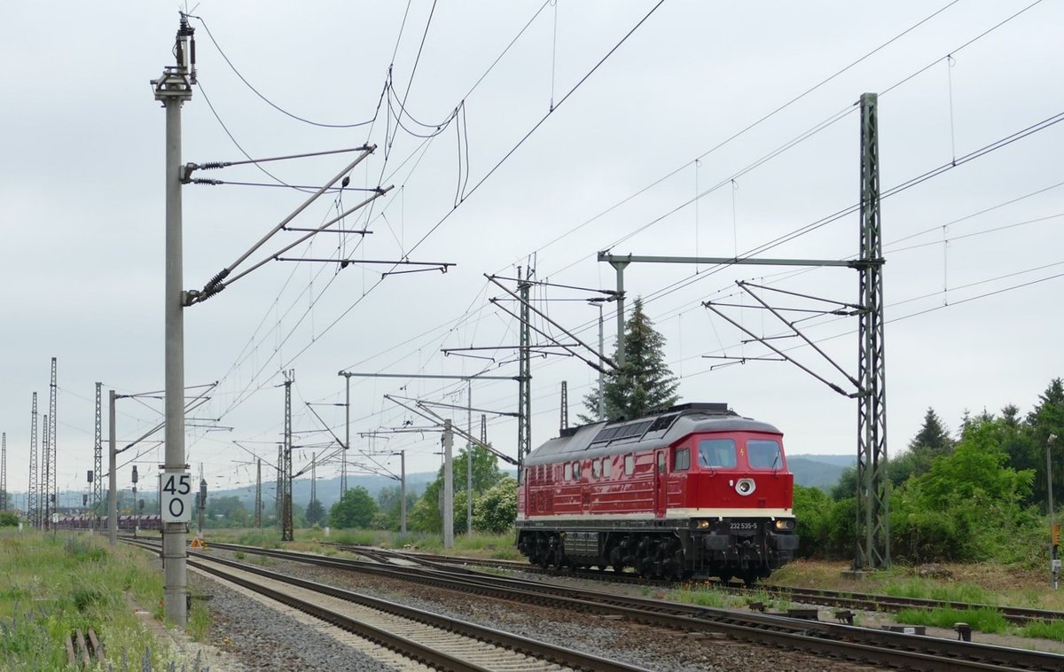WFL 232 535-5 brachte am 11.06.2020 einen Schotterwagenzug nach Naumburg Hbf und rangierte anschließend. (Foto: Wolfgang Krolop)