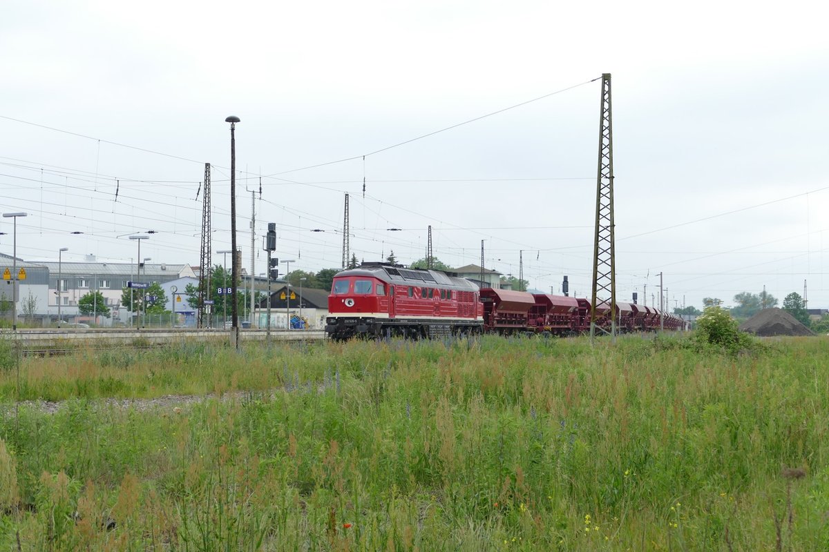 WFL 232 535-5 brachte am 11.06.2020 einen Schotterwagenzug nach Naumburg Hbf. (Foto: Wolfgang Krolop)