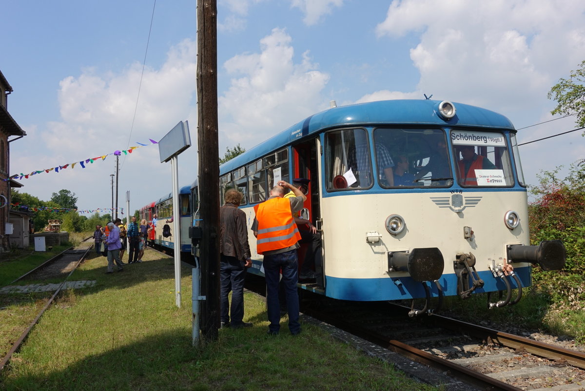 Wisentatalbahn 998 633 + 798 592 + 798 813 als 16.  Unstrut-Schrecke-Express  von Schleiz nach Roßleben, am 27.08.2017 beim Halt in Donndorf. (Foto: JKHalle Verkehrsfotografie, Jan Krehl)