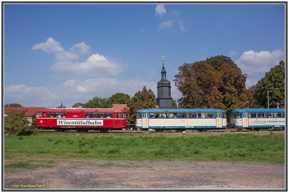 Wisentatalbahn/DRE 798 813 + 798 592 + 998 633 am 27.08.2017 als Sonderzug zum Unstrutbahnfest von Roßleben nach Artern, in Nausitz. (Foto: Veit Peterhänsel)
