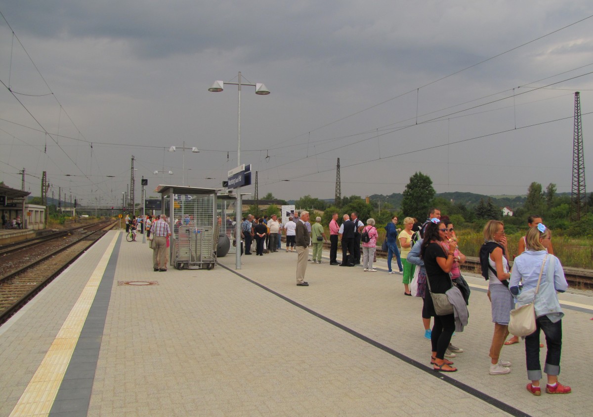 Zahlreiche Menschen wollten am Vormittag des 08.09.2013 mit dem Zug zum 80. Winzerfest nach Freyburg und warten auf Bahnsteig 4 und 5 in Naumburg Hbf auf den nächsten Zug in die Weinstadt.