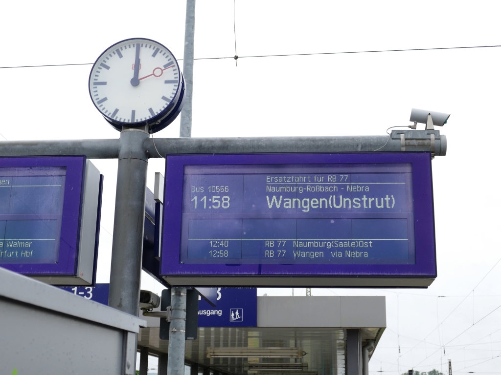 Zugzielanzeiger am Gleis 5 in Naumburg (S) Hbf am 01.07.2022, der eine Ersatzfahrt mit Bus anzeigt. Wegen Personalmangel bei Abellio entfällt nicht nur diese Fahrt, sondern auch RB die 80561  (Wangen (U) – Naumburg (S) Ost). 