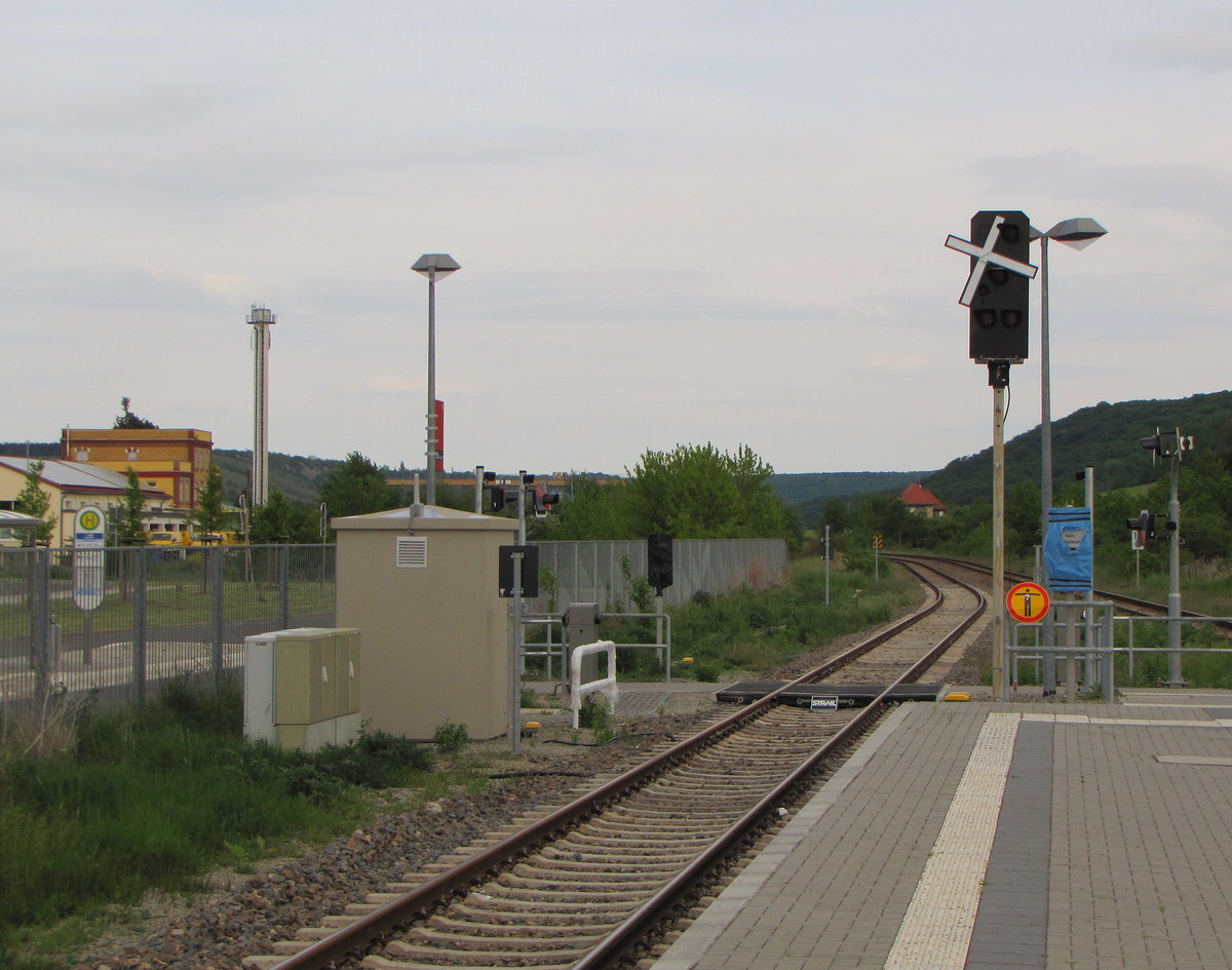 Zukünftige neue Sicherungstechnik, am 21.05.2016 am Bahnsteig in Laucha.
