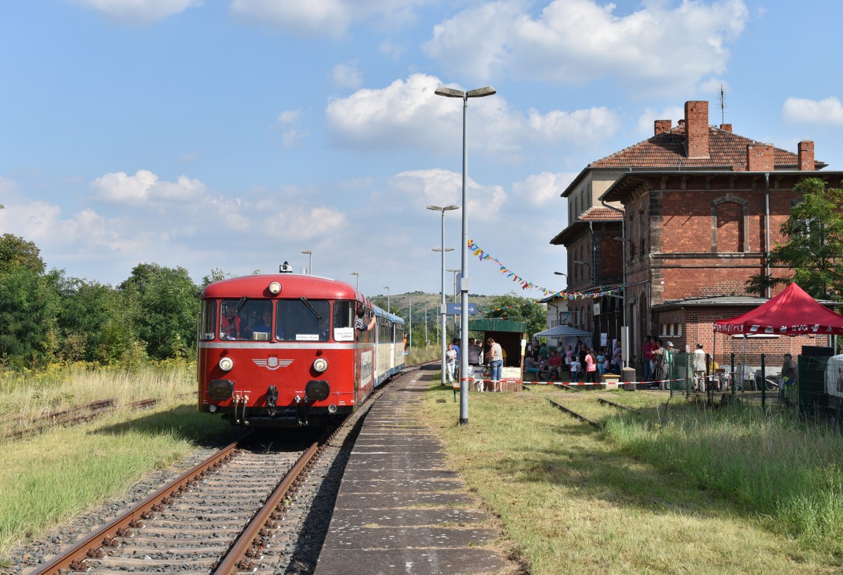Zum Unstrutbahnfest am 27.08.2017 pendelte der  Unstrut-Schrecke-Express  mehrmals zwischen Roßleben und Artern. Hier stehen dazu 798 813 + 798 592 + 998 633 der Wisentatalbahn/DRE abfahrbereit im Bahnhof Roßleben. (Foto: Ralf Opalka)