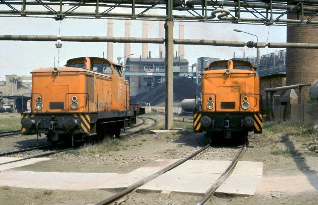 Zwei Werks V60 vom Zementwerk Karsdorf am 08.05.1981 auf Gleis 20 und 21 im Zementwerk Karsdorf. Im Hintergrund erkennt man die Schornsteine vom Werk 2. (Foto: Klaus Pollmcher)