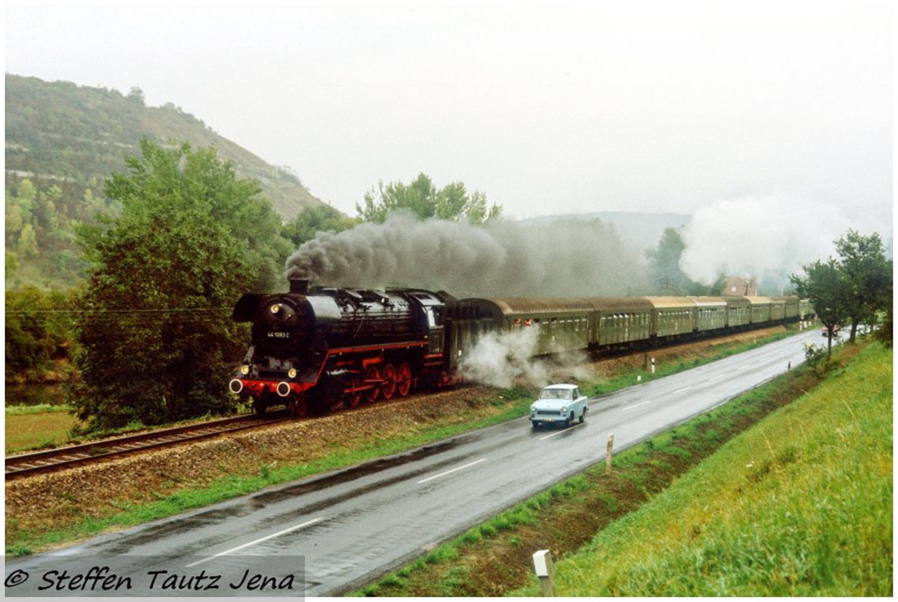 135 Jahre Unstrutbahn! Heute feiert die Eisenbahnstrecke durch das Unstruttal ihren 135. Geburtstag. Zum 100. Geburtstag, am 01.10.1989, war die DR 44 1093-2 mit einem langen Sonderzug von Naumburg (S) Hbf nach Artern unterwegs. Steffen Tautz fotografierte ihn hier hinter Balgstädt.