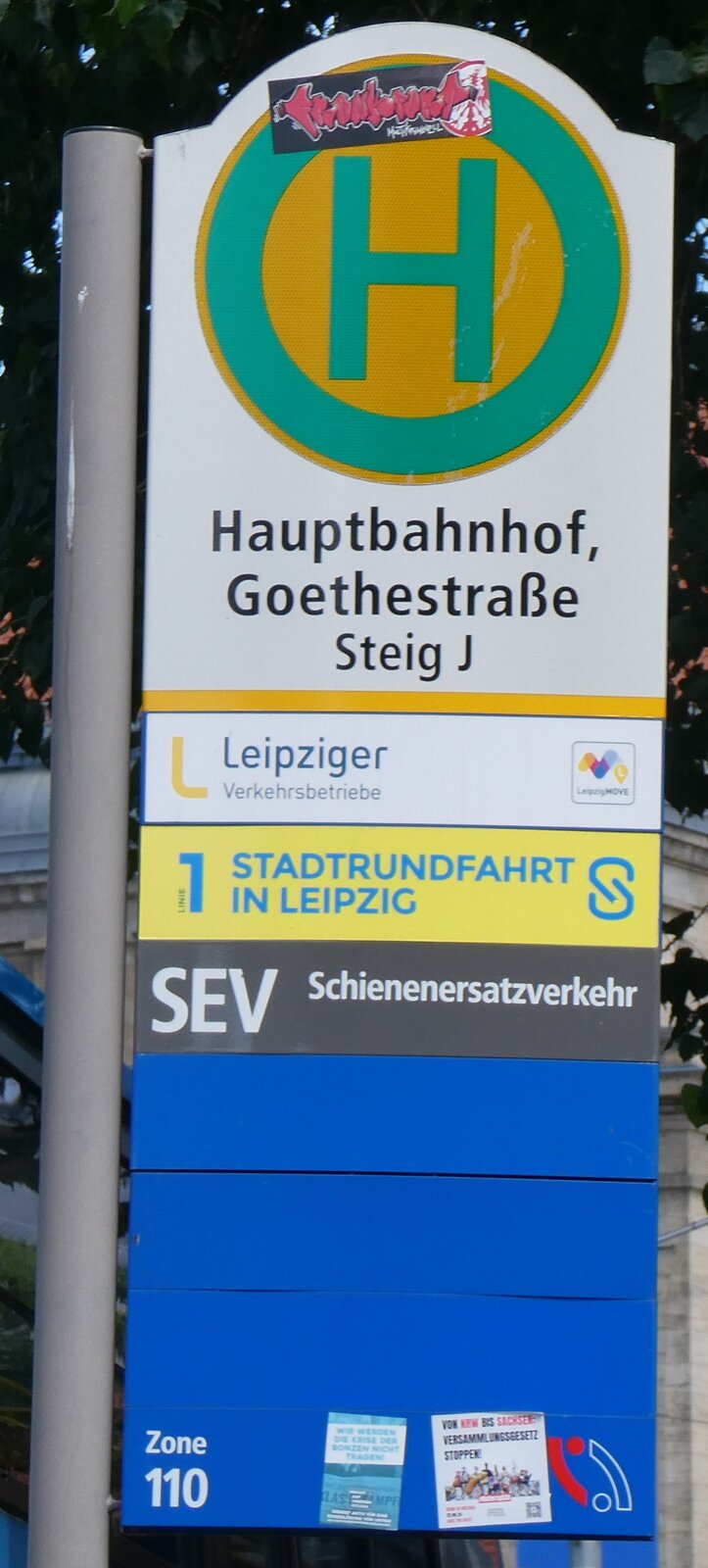 (264'472) - Leipziger Verkehrsbetriebe/STADTRUNDFAHRT IN LEIPZIG-Haltestellenschild - Leipzig, Hauptbahnhof Goethestrasse - am 9. Juli 2024