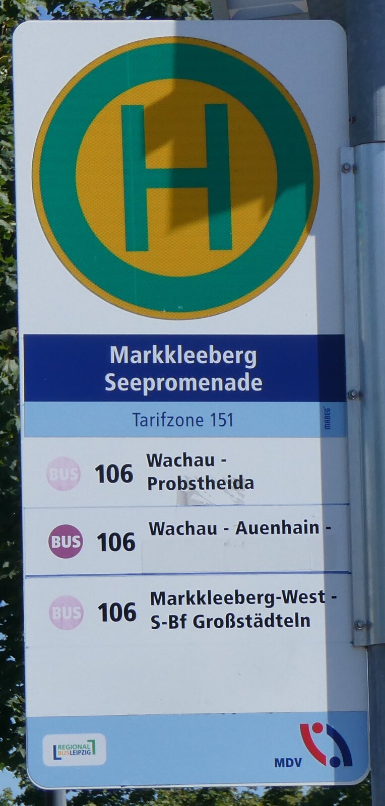 (264'492) - REGIONALBUSLEIPZIG-Haltestellenschild - Markkleeberg, Seepromenade - am 9. Juli 2024