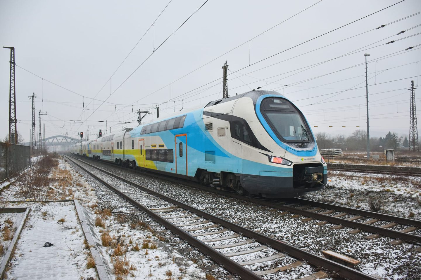 Am 12.01.2024 war dieser WESTbahn GmbH  DEMU2 Triebzug aus chinesischer Produktion, in Naumburg (S) Hbf Richtung Saalfeld (S) unterwegs. (Foto: Maik Köhler)