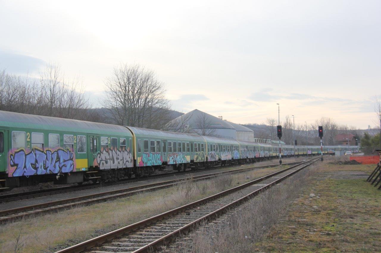 Am 20.02.2019 erreichten zahlreiche ehem. GYSEV Zrt Wagen den ehemaligen Bahnhof Karsdorf. (Foto: Wolfgang Krolop)