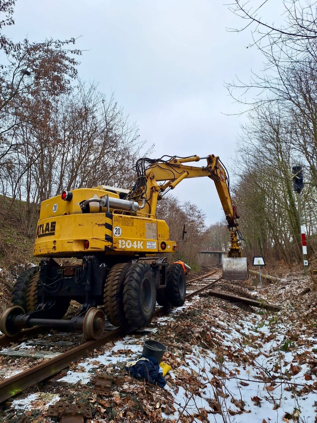 Am 24.01.2026 fanden wieder Arbeitseinsätze an der Unstrutbahn rund um Roßleben statt. Im Einsatz war auch dieser Atlas 1304K Zweiwegebagger. Unzählige Schwellen müssen gewechselt werden, um auf dem Streckenabschnitt Artern - Roßleben überhaupt wieder fahren zu können. Vielen Dank an die Ehrenamtlichen, die an der Strecke tätig sind. Weitere Bilder: https://www.instagram.com/p/DT7P_AFDJ3F/?img_index=7&igsh=MWRtcHRzM29kMHFiag==
