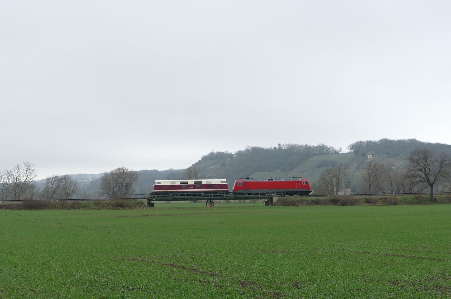 Am 25.01.2023 überführte die EBS 118 719-4 die FWK 156 001-0 auf der Unstrutbahn bei Roßbach (Naumburg) Richtung Naumburg (S). (Foto: Wolfgang Krolop)