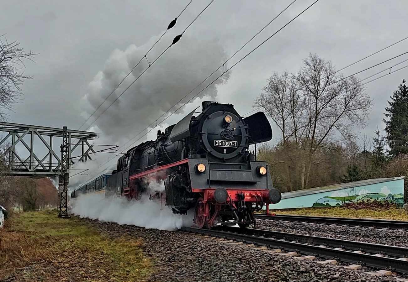 Dampflok Glauchau 35 1097-1 unterwegs für die Weser Ems Eisenbahn GmbH (Wee)  mit DPE 82957 von Halle (S) Hbf nach Karsdorf, am 14.12.2023 in Naumburg (S) Hbf. (Foto: Andre Marek)