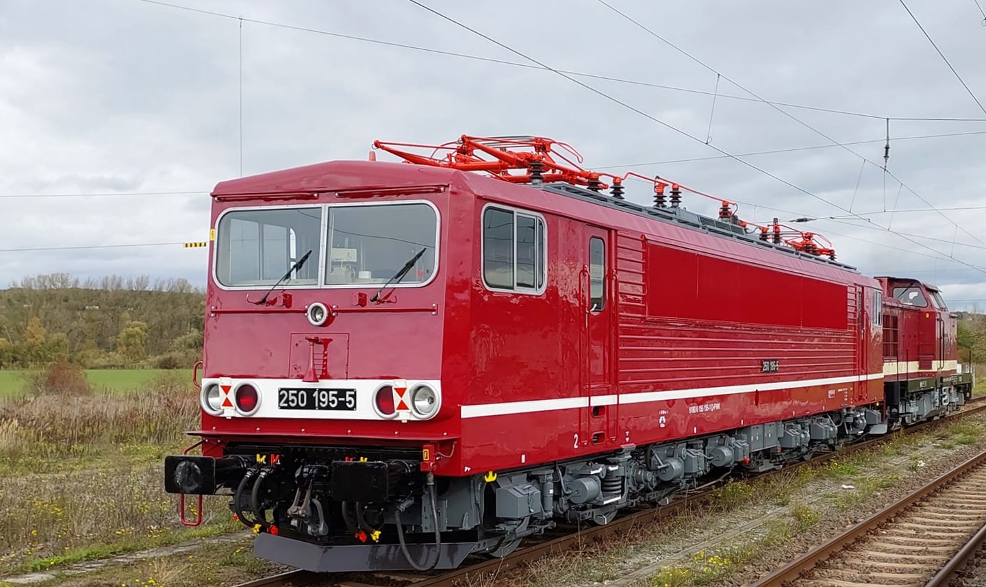 Die 250 195-5 Erfurter Bahnservice GmbH auf ihrer Premierenfahrt im neuen Lack, am 07.11.2022 in Naumburg (S) Hbf. Wir wünschen allzeit gute Fahrt! (Foto:Maik Köhler)