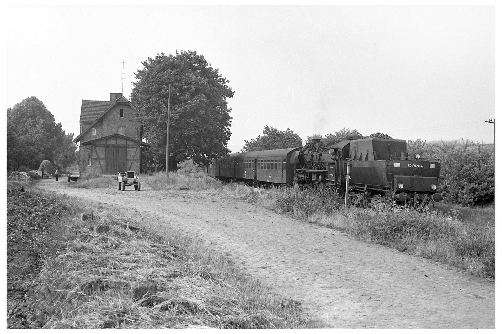 DR 52 8028-4 mit einem Personenzug von Vitzenburg nach Röblingen, am 10.06.1979 in Lodersleben. (Foto: Matthias Nieke)