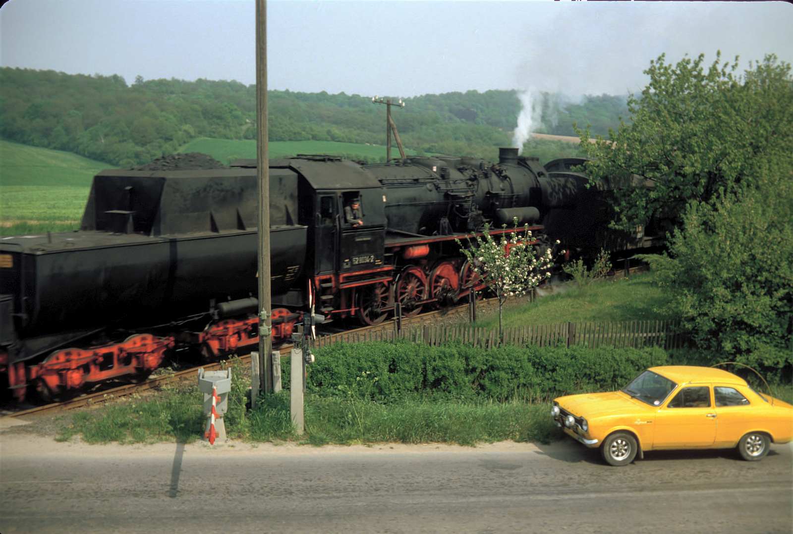 DR 52 8034-2 vom Bw Röblingen mit dem GmP 68406 von Vitzenburg nach Querfurt, am 23.05.1980 bei Schmon. (Foto: Nick Lawrence)