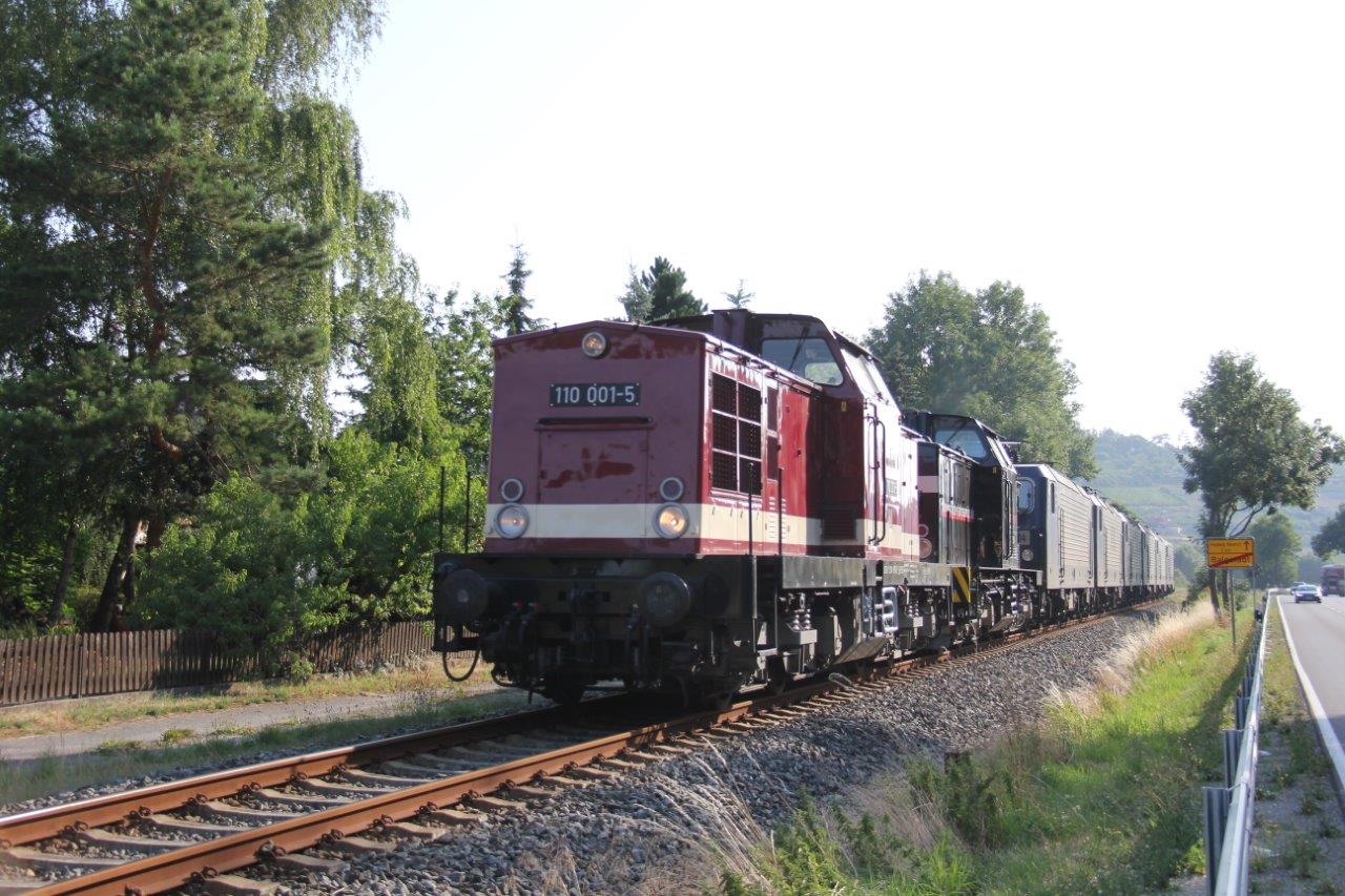 EBS 110 001-5 und 202 597-1 überführten am 20.07.2018 einige RBH 143er auf der Unstrutbahn in Balgstädt nach Karsdorf. (Foto: Wolfgang Krolop)