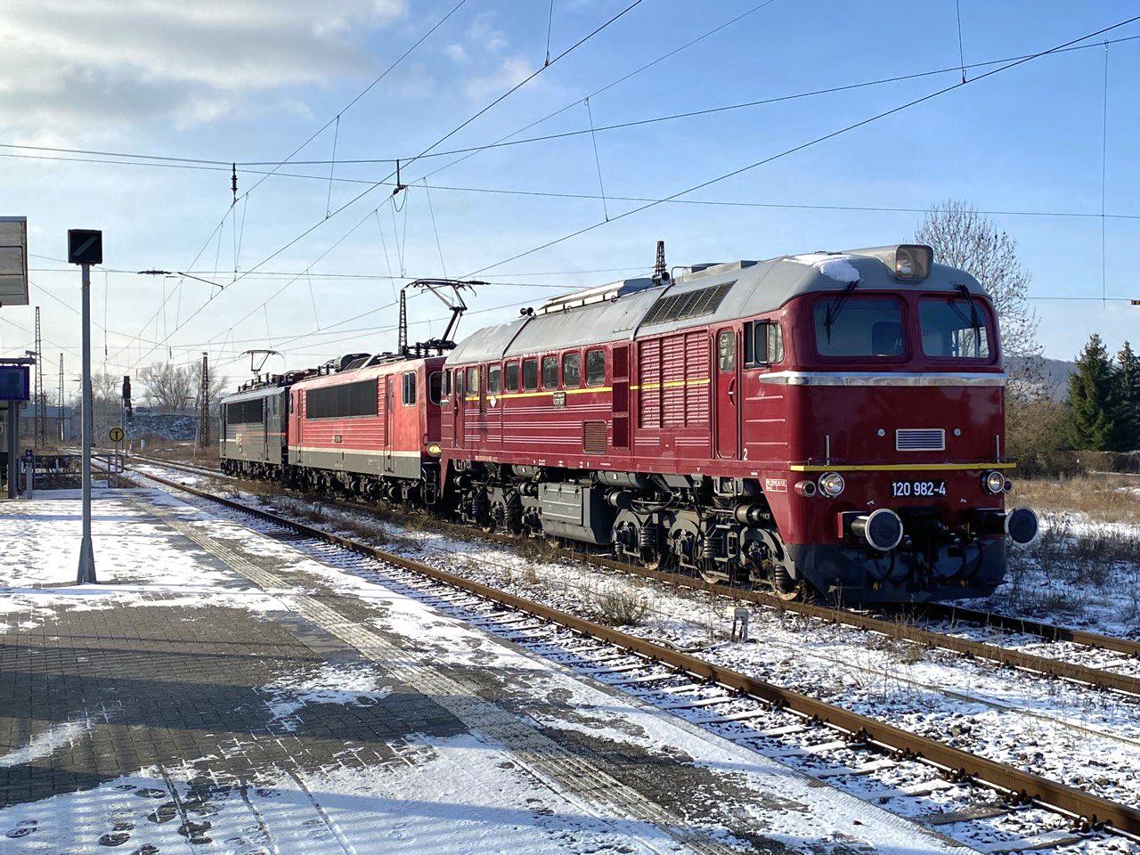EBS 120 982-4 (V200 507) mit einer Überführung aus Karsdorf am 08.01.2024 in Naumburg (S) Hbf. (Foto: Dampflok015)