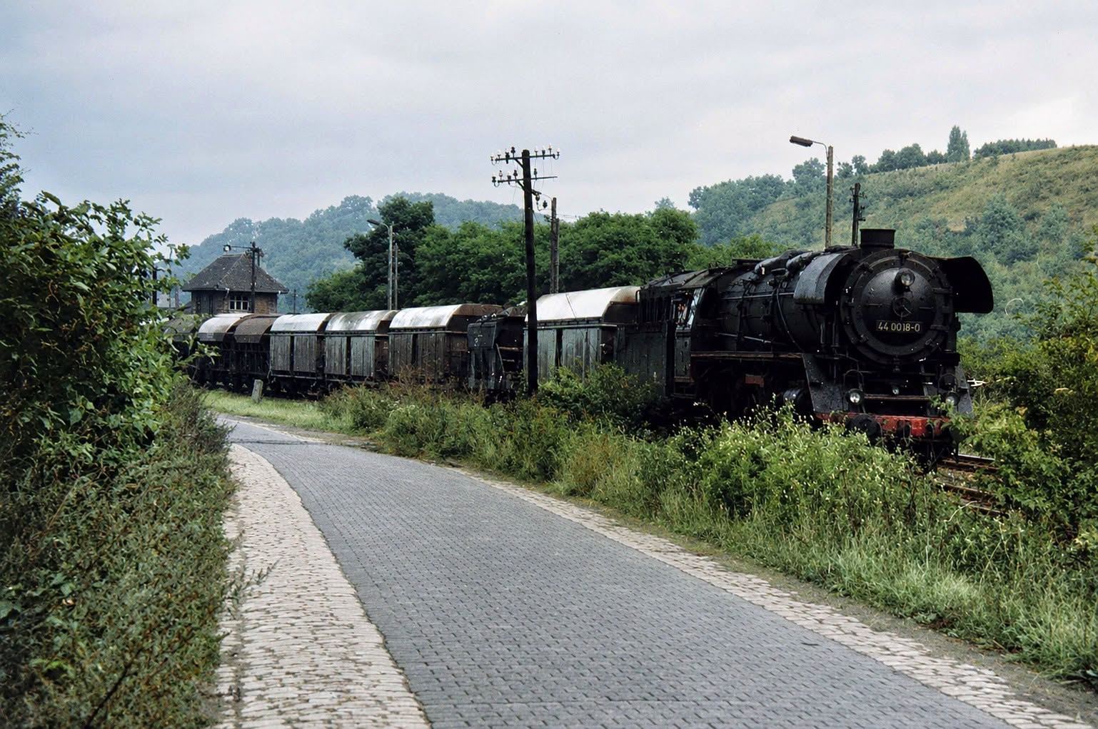 Im Jahr 1980/81 wartete die DR 44 0018-0 am Ausfahrsignal im Bahnhod Nebra mit ihrem G�terzug auf die Weiterfahrt Richtung Artern. (Foto: Detlef Beck)