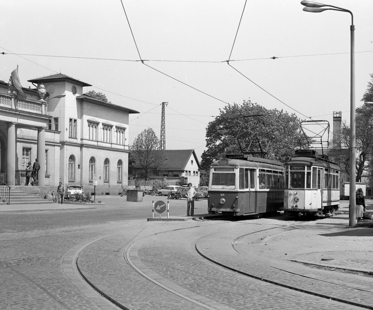 Tw 17 und Tw 20 der Naumburger Stra�enbahn am 10.05.1981 an der Haltestelle am Hauptbahnhof in Naumburg (S). (Foto: Matthias Nieke)
