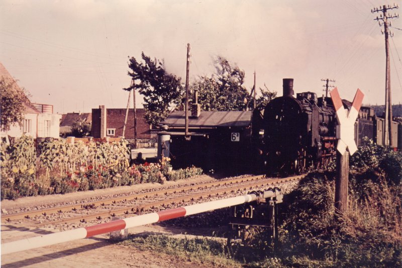1965 ist eine P8 mit einer Personenzugarnitur am Posten 6a in der Ortslage Laucha unterwegs, ein typisches Bild auf der Unstrutbahn in den 60er Jahren; (Foto: Günther Göbel) 
