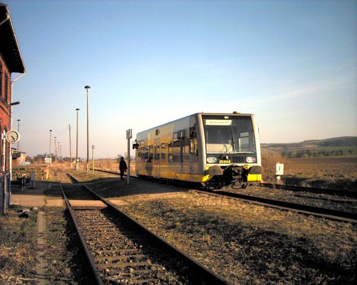 20.03.2005 ein Triebwagen der Burgenlandbahn in Gehofen kurz vor der Abfahrt in Richtung Artern.