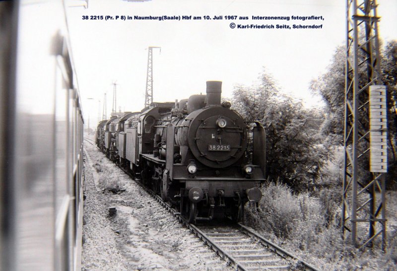 38 2215 in Naumburg (Saale) Hbf, fotografiert aus einem Interzonenzug; 10.07.1967 (Foto: Karl-Friedrich Seitz)
