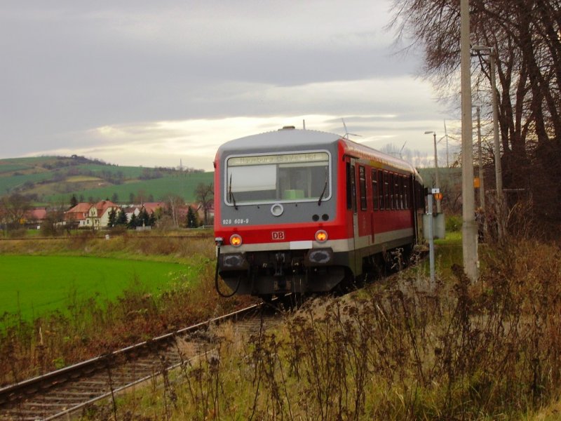 628 608 ist am 25.11.2006 von Artern nach Naumburg(S)Hbf unterwegs und erreicht hier den Haltepunkt Reinsdorf (b.Artern)